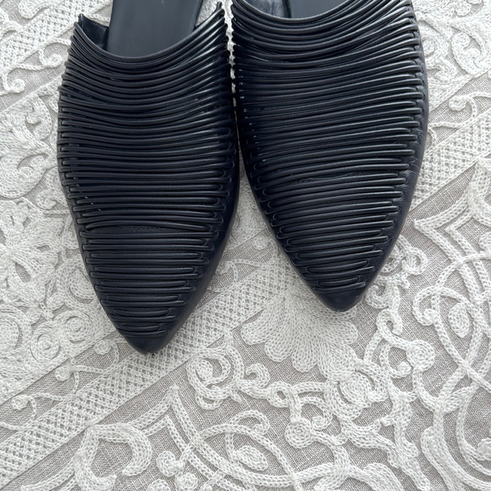 Tory Burch Black Mules with Ribbed Texture - Picture 5 of 6